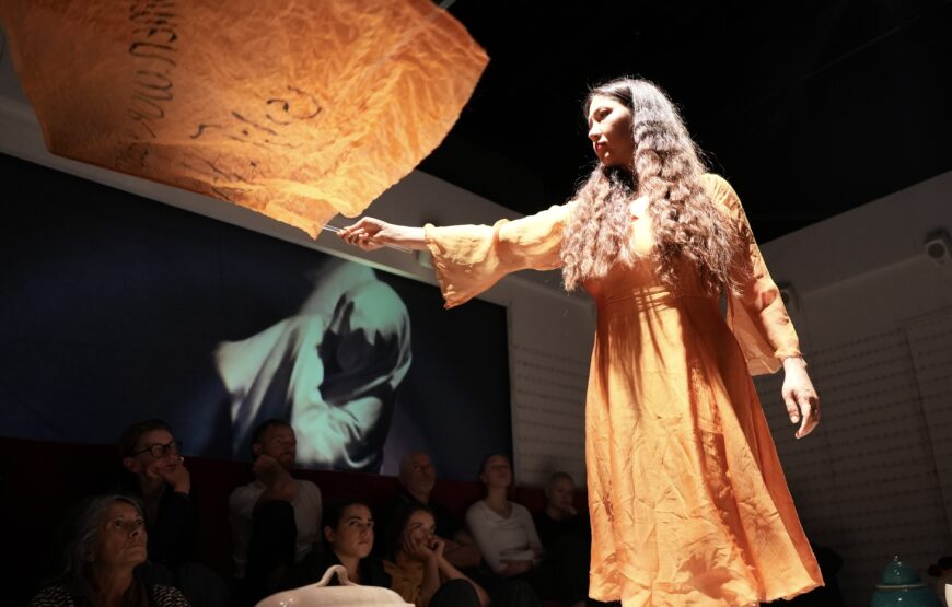 Kubra Khademi déployant un tissu doré