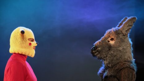 Photo de deux personnes face à face. L'une porte un masque d'âne, l'autre une cagoule à l'éffigie de Pikachu, le pokémon.