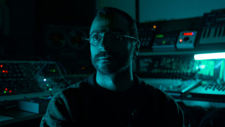 Portrait de joy Moughanni dans son studio.